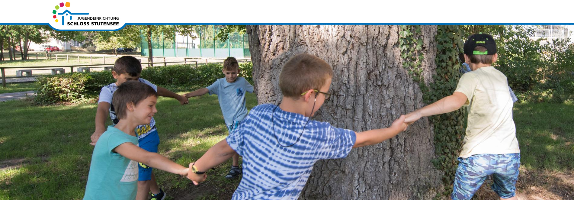 Logo mit Text "Jugendeinrichtung Schloss Stutensee", Vier Kinder spielen auf einem Spielplatz mit Klettergerüst.